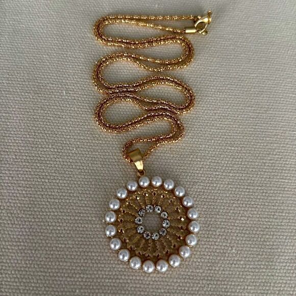 Men’s Gold Tone Faux Pearl Medallion Necklace, 30” Chain, Vintage Boho Rockstar - Picture 5 of 9
